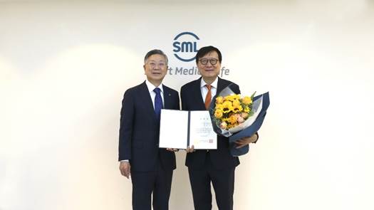 의류, 벽, 사람, 미소이(가) 표시된 사진

AI가 생성한 콘텐츠는 부정확할 수 있습니다.